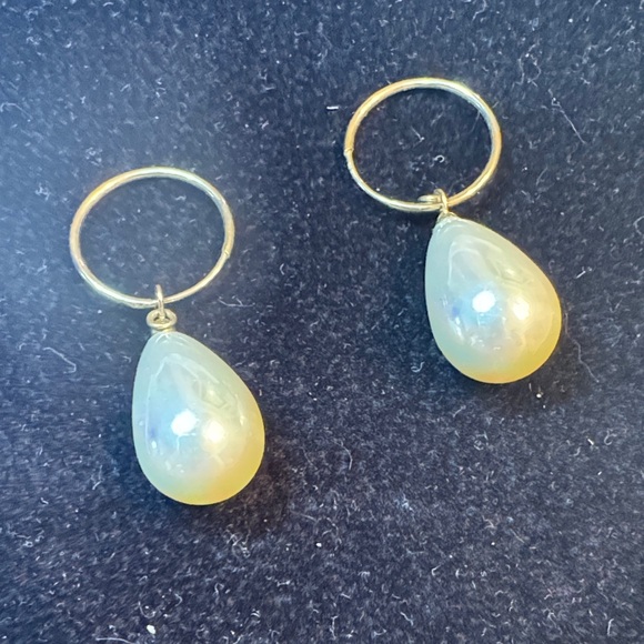 Estate Jewelry - Gold toned faux Pearl Drop Earrings 🐈⬛